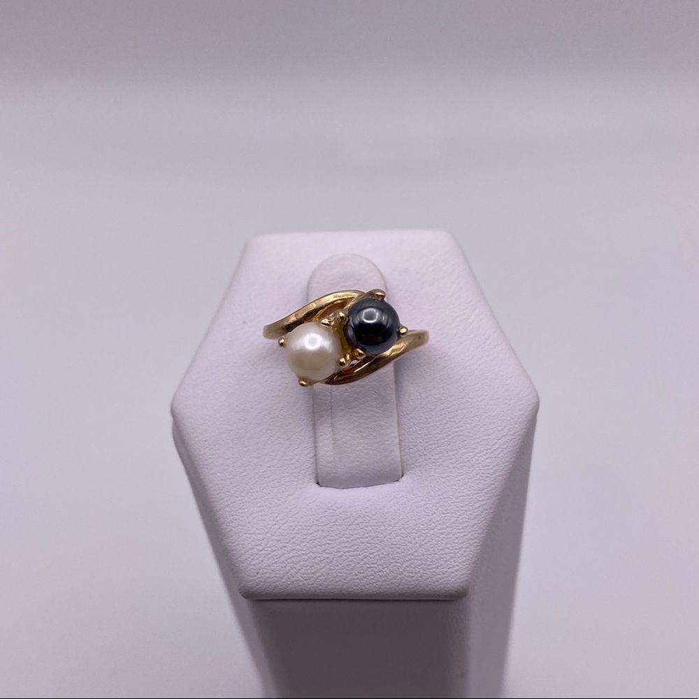 10k yellow gold Pearl and black Pearl ring